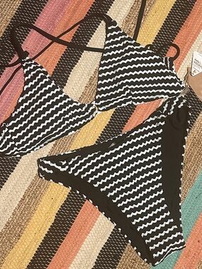 Black & White Zigzag Triangle Bikini Set - Women's Swim